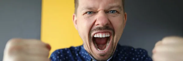 Expressão facial alegre e positiva — Fotografia de Stock