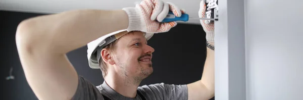 Hombre instalación de bisagras de madera puerta — Foto de Stock