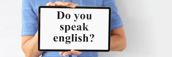 In vrouwen handen tablet met inscriptie U spreekt Engels. Mobiele applicatie voor het leren van vreemde talen — Stockfoto