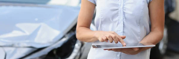 Versicherungsagentin gibt Daten in Schadensfall-Programm für Autos ein — Stockfoto