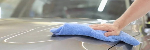 Capa de carro cinza é limpo com microfibra na lavagem do carro — Fotografia de Stock