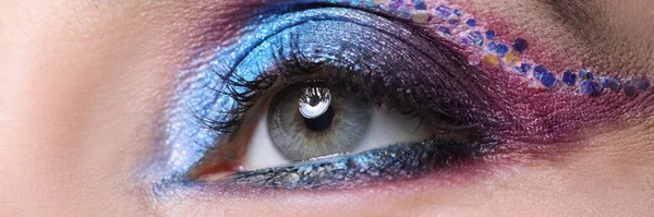 Femmes lumineux multi-coloré maquillage des yeux du soir gros plan — Photo