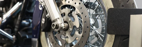 Ön motorsiklet tekerleği parlak fren diski ile yakın plan — Stok fotoğraf