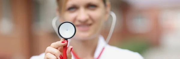 Retrato de una doctora sonriente sosteniendo estetoscopio —  Fotos de Stock
