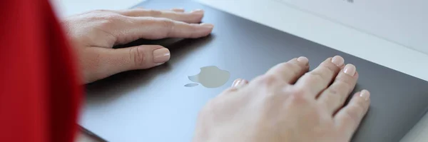 Мінськ, Білорусь, 11 жовтня 2021 р.: на обкладинці Apple Macbook Air лежить жіноча рука. — стокове фото