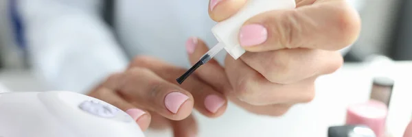 Kobieta robi własny manicure z różowym lakierem do paznokci zbliżenie — Zdjęcie stockowe