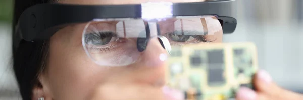 Мастер-ремонтник в очках смотрит на микрочип компьютера — стоковое фото