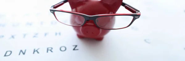 Gözlüklü kırmızı domuz göz doktoru masasında duruyor. — Stok fotoğraf
