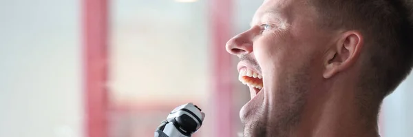 Jovem homem feliz cantando em lâmina elétrica — Fotografia de Stock