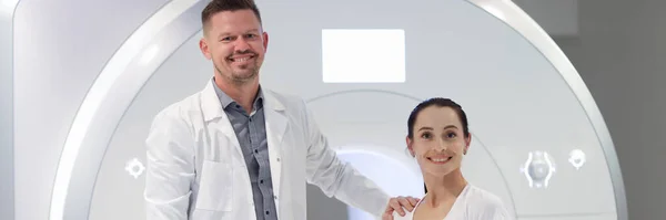在MRI室特写镜头中微笑的男医生和女病人 — 图库照片
