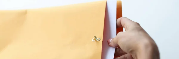 A női kéz előveszi a levelet a boríték közeléből. — Stock Fotó