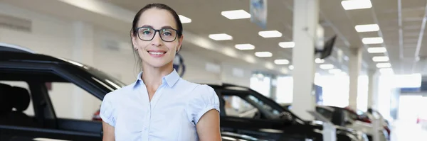 車のセールスマネージャーの眼鏡の笑顔の女性の肖像画 — ストック写真