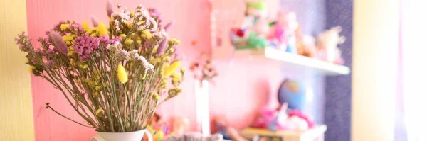 Getrocknete Blumen zur Dekoration stehen in der Vase im Kinderzimmer — Stockfoto