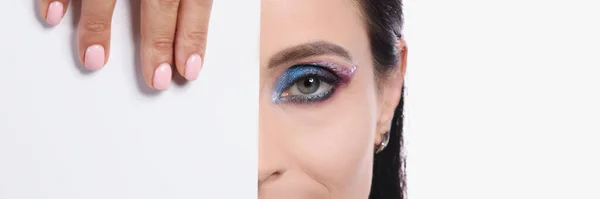 O retrato da mulher com a maquilagem da tarde cobre metade da cara com a folha branca — Fotografia de Stock