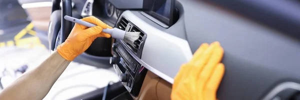 Master rengör ventilationssystem i bil med borste närbild — Stockfoto