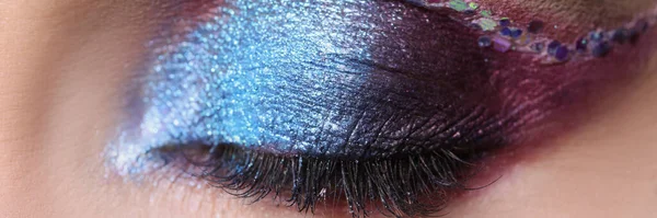 Gros plan de l "œil femelle fermé avec un maquillage violet vif — Photo