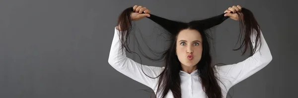 Удивлённая женщина поднимает волосы на портрет — стоковое фото