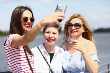 Güzel bayanlar birlikte.