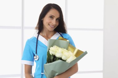 Odada sağlık görevlisi var.