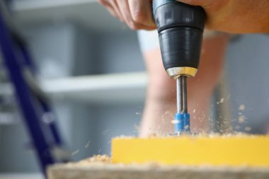 Araç kullanan profesyonel işçi