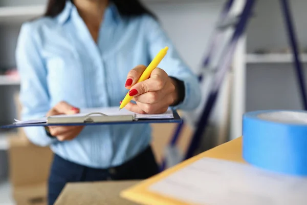 Frau mit leuchtend gelbem Stift — Stockfoto