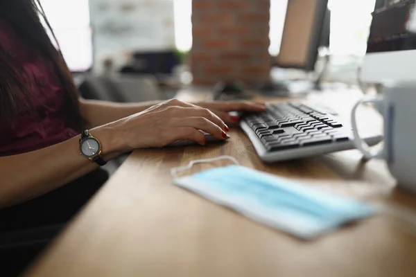 Una Mujer Sienta Una Mesa Oficina Trabaja Una Computadora Una — Foto de Stock