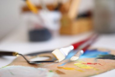 Tablo paletinde fırçalar ve spatula var. Sanat dünyasına aşinayım. Yeni başlayanlar için çizim kursu