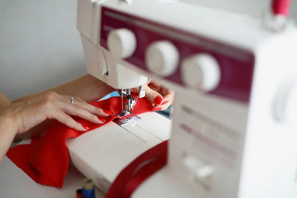 Mãos Costureira Cosem Uma Costura Close Máquina Que Cose Uma — Fotografia de Stock