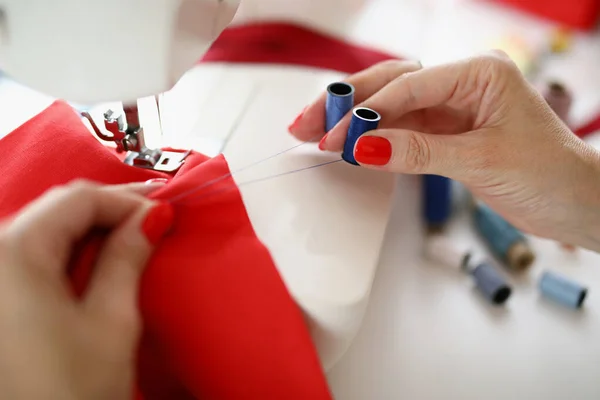 Female Hands Sewing Machine Hold Blue Thread Red Cloth Tailor — Stock Photo, Image