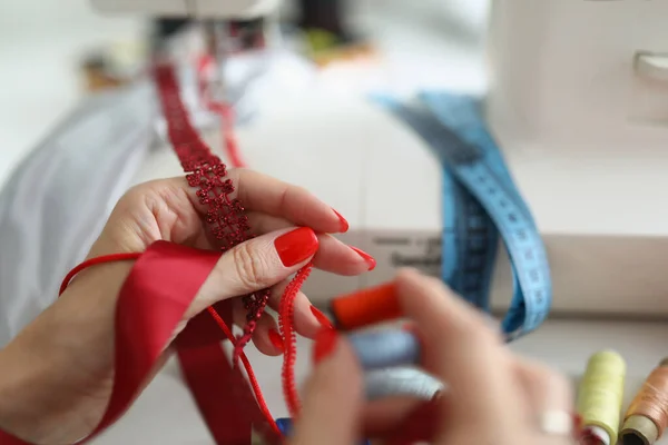 Uma Mulher Costureira Trabalha Com Aplique Feito Renda Delicada Seda — Fotografia de Stock