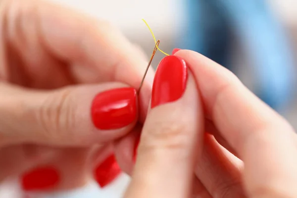 Dedos Femininos Com Manicura Enfiando Uma Agulha Perto Treinamento Trabalho — Fotografia de Stock