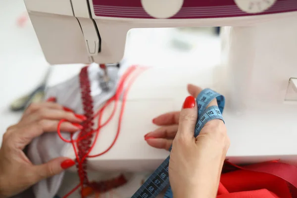 Mãos Femininas Costureira Mantêm Uma Fita Métrica Amostras Trabalho Atelier — Fotografia de Stock