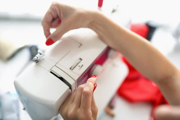 업자들은 재봉틀에 밀봉하는 마무리하고 있습니다 현대식 재봉틀의 — 스톡 사진