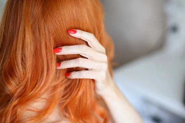 Женщина Выпрямляет Рыжие Волосы Руками Вид Сзади Женщина Перед Зеркалом — стоковое фото