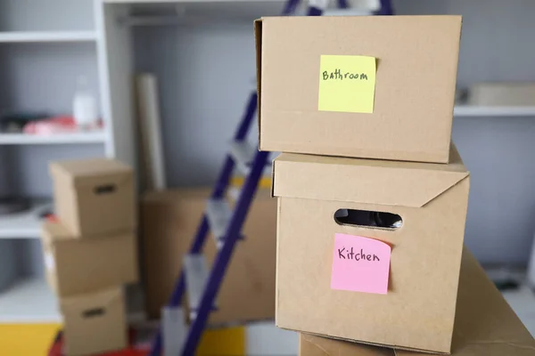 The boxes have kitchen and bathroom stickers — Stock Photo, Image