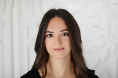 Güzel bir esmer kadın portresi. Uzun saçlı.