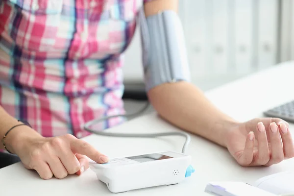 Frau misst Blutdruck mit digitalem Tonometer in Nahaufnahme — Stockfoto