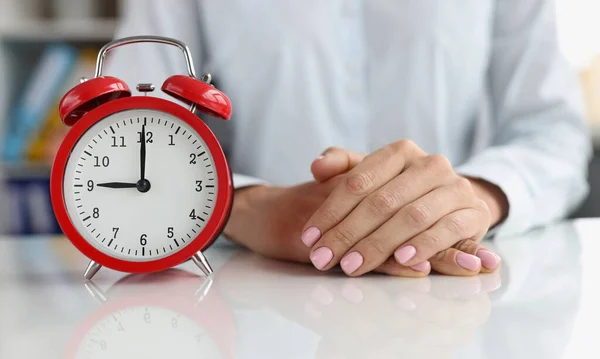 Relógio despertador na mesa com empresária ou conceito de horário de manhã ou tarde da noite — Fotografia de Stock