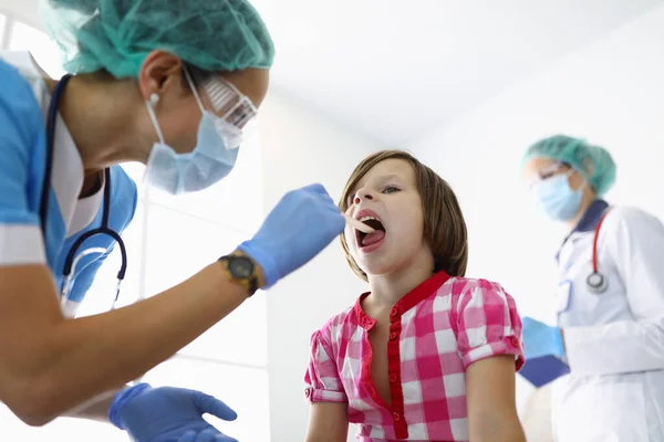 Criança no hospital em diagnóstico — Fotografia de Stock