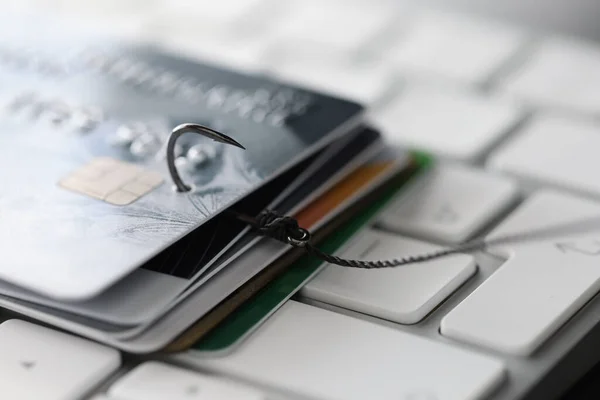 Vishaak met creditcards op toetsenbord close-up — Stockfoto