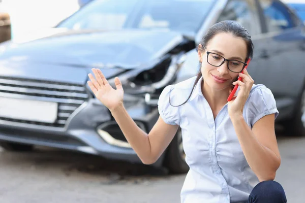 Autofahrerin telefoniert vor kaputtem Auto — Stockfoto