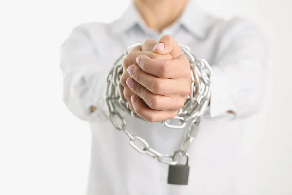 Las manos de las mujeres están encadenadas con una cadena grande, primer plano — Foto de Stock