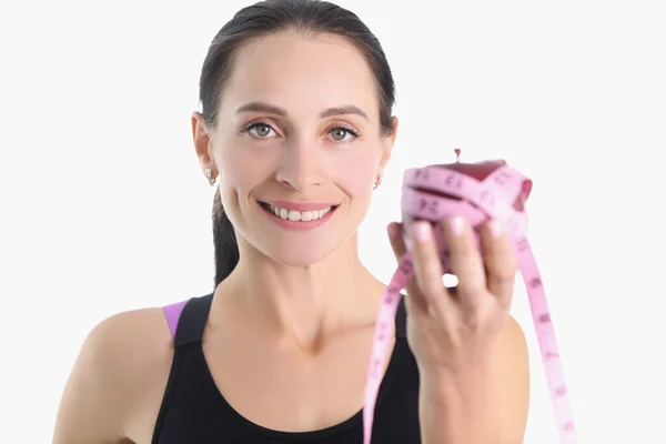 快乐的女运动员拿着一个用胶带包裹的苹果 — 图库照片