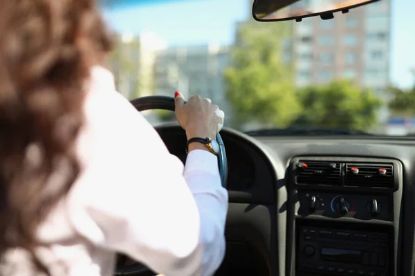 美しいブルネットの女性のドライブ — ストック写真