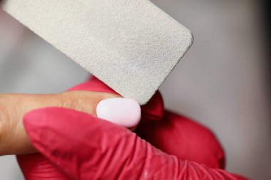 Hafif ojeli kadın tırnakları