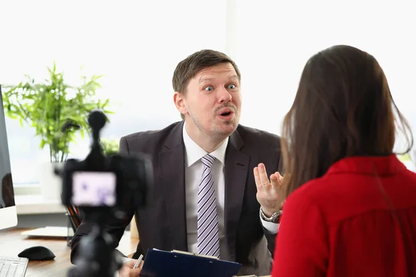 Homem fazendo entrevista com político — Fotografia de Stock