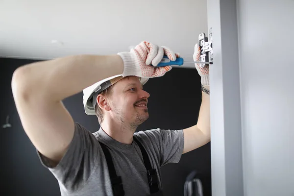 Homem instalando dobradiças de porta de madeira — Fotografia de Stock