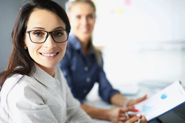 Direktor unterzeichnet Erklärung — Stockfoto