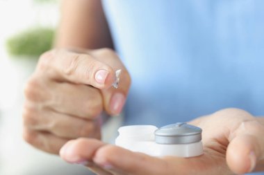 Parmak ucu kontak lensleri ve depolama kutusu yakın plan