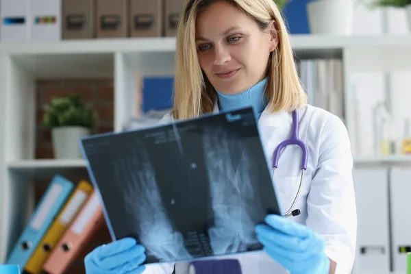 Läkare kirurg traumatolog utvärderar röntgenbilder av fötter — Stockfoto